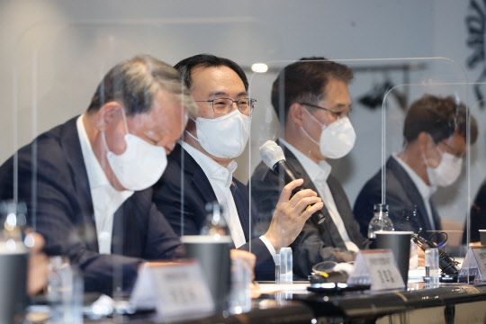 문승욱 산업통상자원부 장관이 지난 3일 오후 서울 중구 더존을지타워에서 열린 중견기업 ESG(환경·사회·지배구조)·탄소중립 경영 확산 간담회에서 인사말하고 있다. 연합뉴스